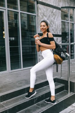 şehirde kahve içme kız