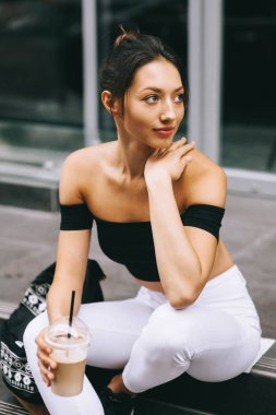 şehirde kahve içme kız