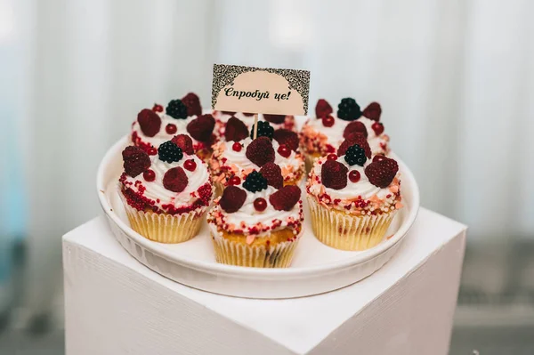 Wedding table with desserts — Stock Photo, Image