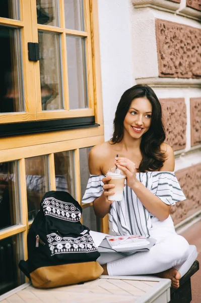 şehirde kahve içme kız