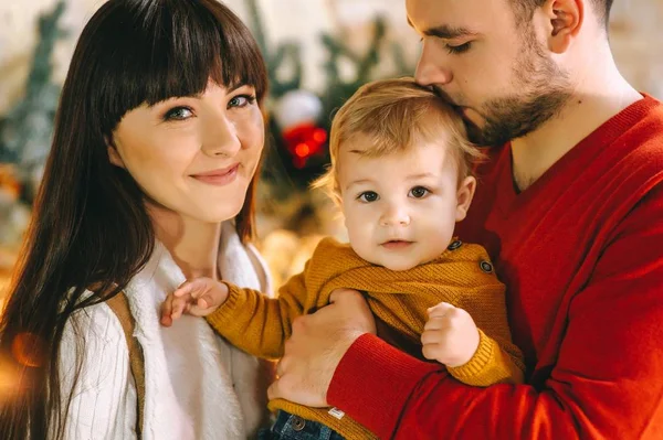 Glückliche junge Familie — Stockfoto