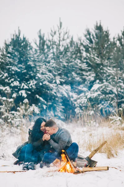 Para zakochanych w pobliżu ognia — Zdjęcie stockowe