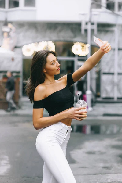 Hermosa mujer con café —  Fotos de Stock