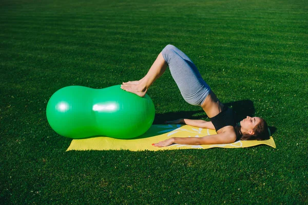 Menina fazendo exercícios com fitball — Fotografia de Stock