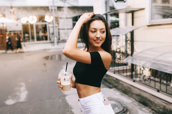 kahve ile güzel bir kadın