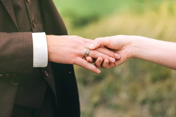 Milující pár držící se za ruce — Stock fotografie