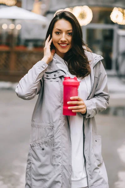 şişe su ile güzel kız 