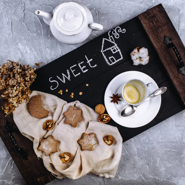 Xícara de chá e biscoitos — Fotografia de Stock