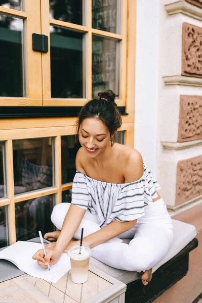 şehirde kahve içme kız