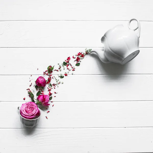 Rosa Rosen und Teekanne — Stockfoto