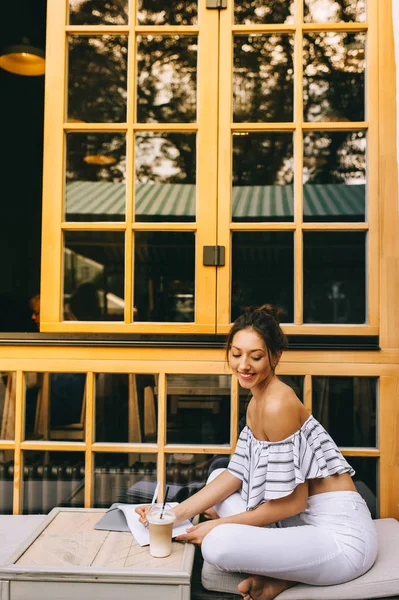 şehirde kahve içme kız