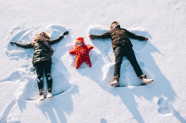 Slittamento familiare con bambino — Foto Stock