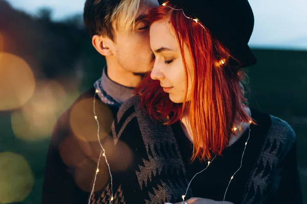 Bonito jovem casal — Fotografia de Stock