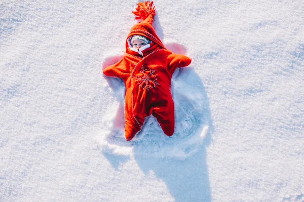 Дівчинка лежить на снігу — стокове фото