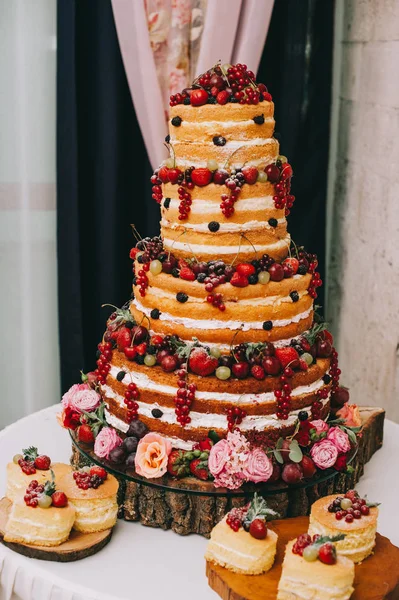 Beautiful wedding cake — Stock Photo, Image