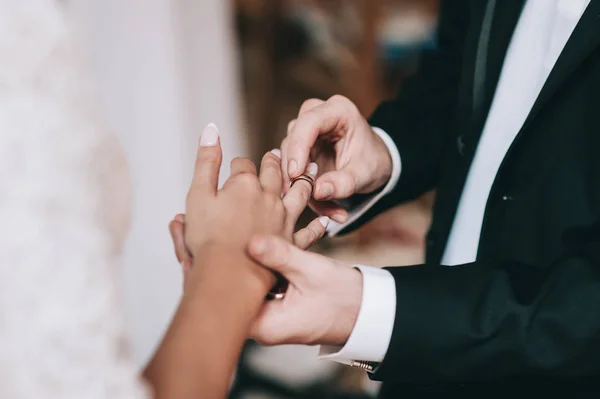 Couple aimant tenant la main — Photo