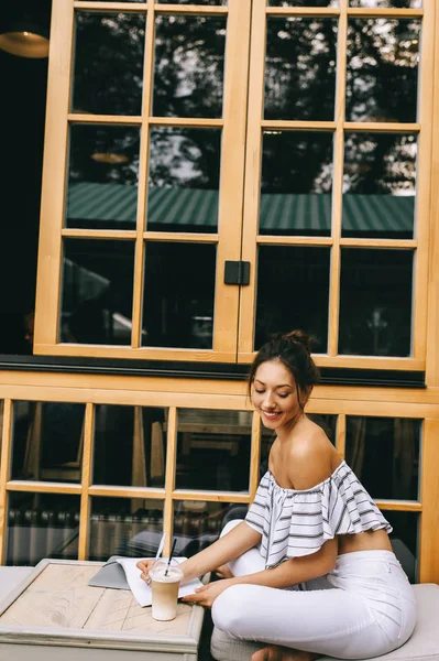 şehirde kahve içme kız