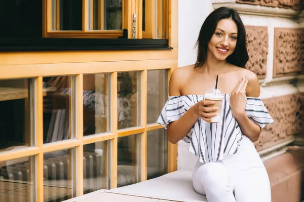 şehirde kahve içme kız