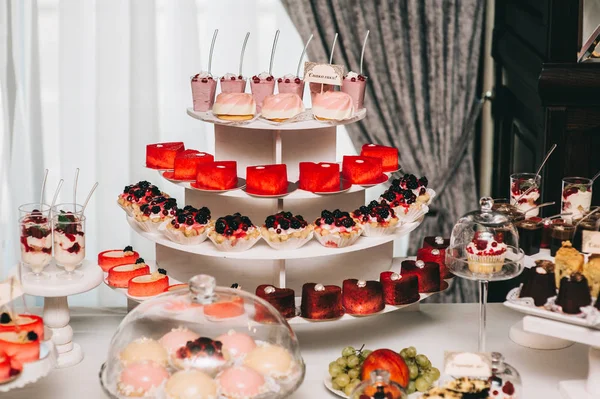 Wedding table with desserts — Stock Photo, Image