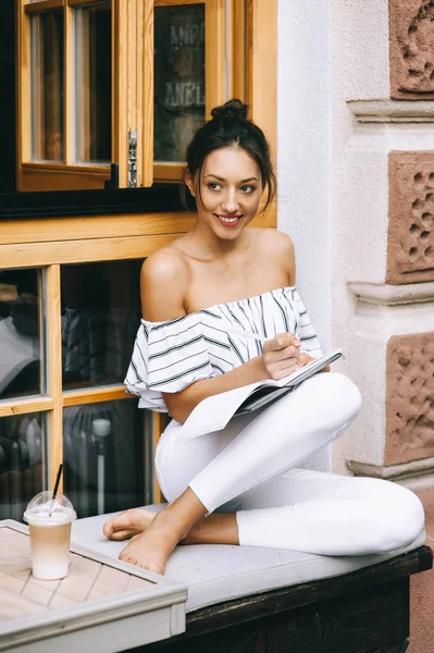 şehirde kahve içme kız