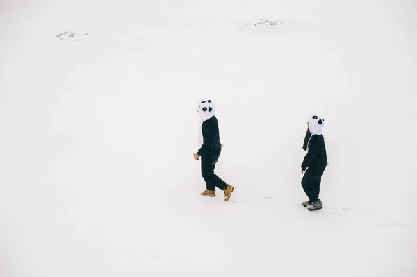 Pandalar elbiseli genç Çift — Stok fotoğraf