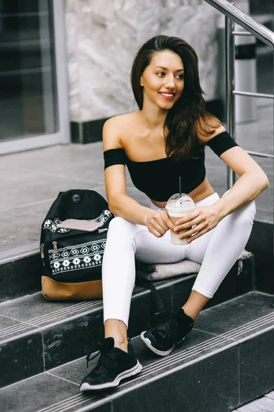 Flicka som dricker kaffe i staden — Stockfoto