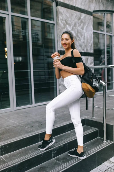 şehirde kahve içme kız