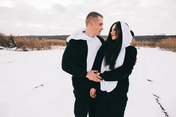 Giovane coppia in abiti panda — Foto Stock