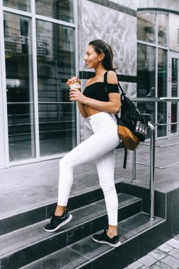 şehirde kahve içme kız