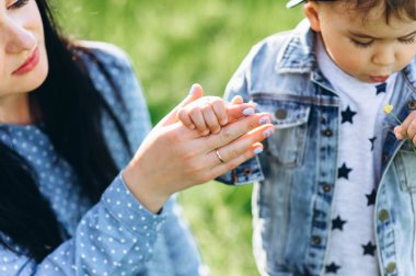 Anne ile oğlu doğada