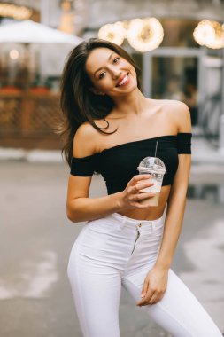 şehirde kahve içme kız
