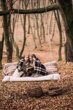  ikiz kardeşi ormandaki salıncak üzerinde