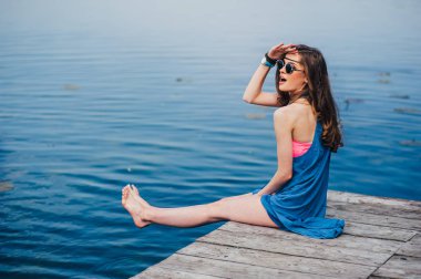 hippi kız üstünde belgili tanımlık rıhtım