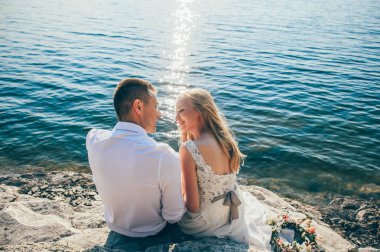  Genç çift sahilde oturuyor.