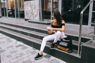 şehirde kahve içme kız