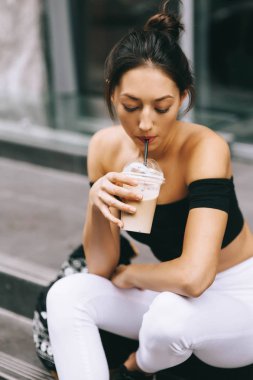 şehirde kahve içme kız