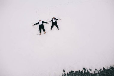 iki takım elbise pandalar içinde