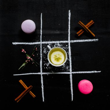 Tic Tac Toe ve çay macarons