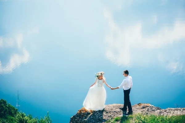 Couple on blue sky background — Stock Photo, Image