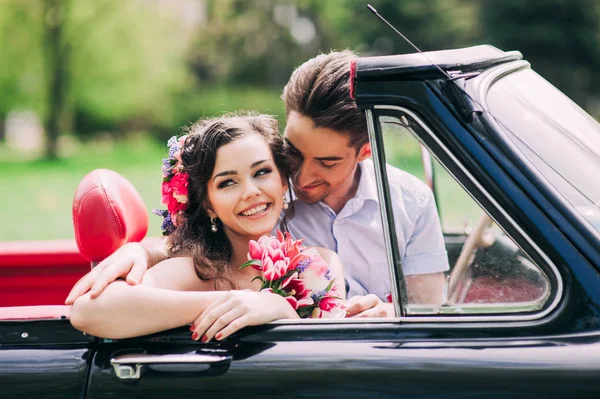 Coppia giovane in auto d'epoca — Foto Stock