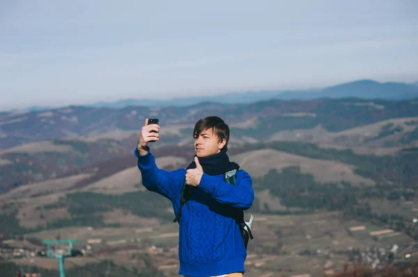 Man tourist in mountain — Stock Photo, Image