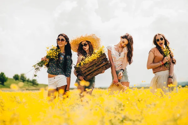 Dziewczyny w polu żółte kwiaty — Zdjęcie stockowe
