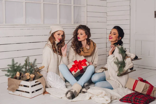 Meninas com presentes para o Natal — Fotografia de Stock