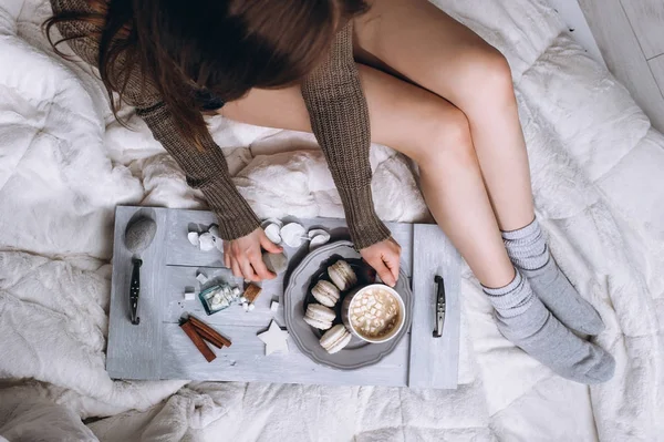 Kadın yatakta kahve — Stok fotoğraf