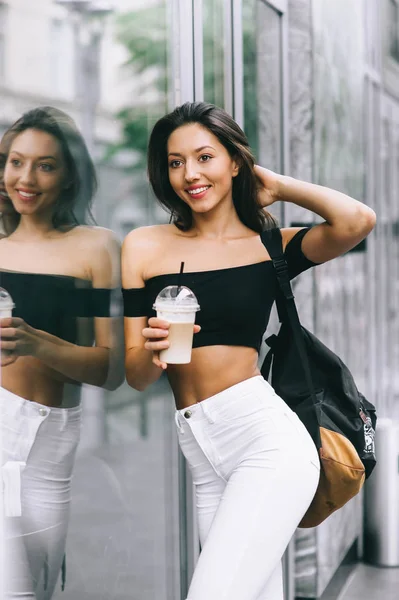 Girl drinking coffee in the city — Stock Photo, Image