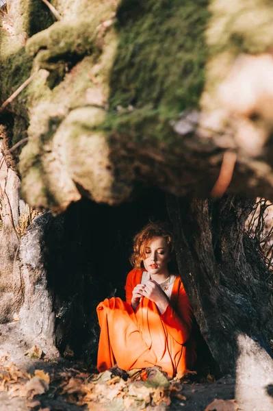 Κορίτσι σε ένα μυστηριώδες δάσος — Φωτογραφία Αρχείου