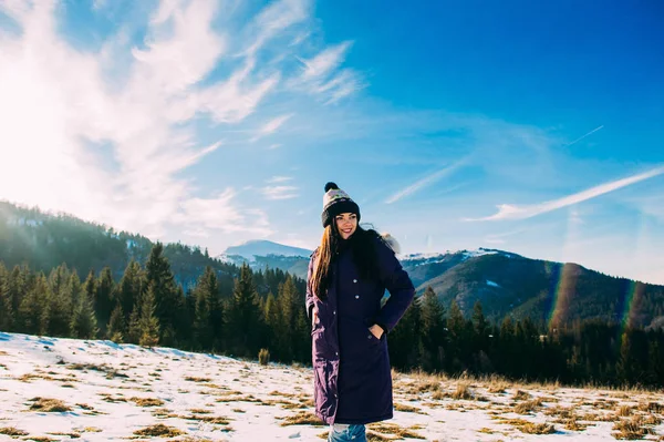 Bella ragazza in montagna — Foto Stock