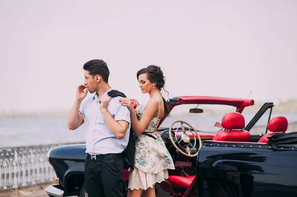 Paar in de buurt van retro auto — Stockfoto