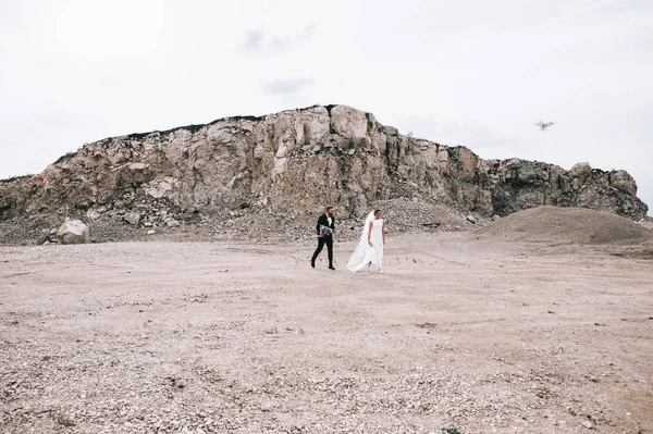 Casamento casal na carreira argila — Fotografia de Stock