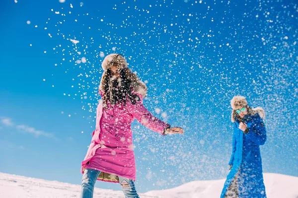 Chicas divirtiéndose en la nieve —  Fotos de Stock